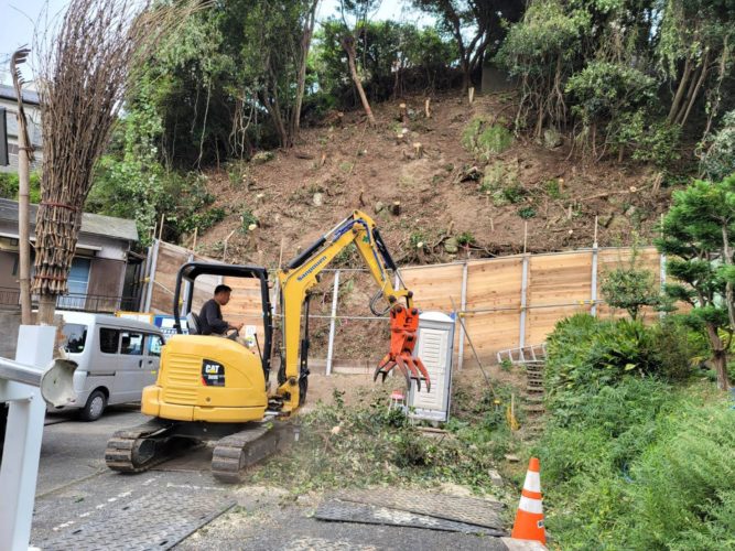 横須賀市小矢部擁壁工事向け伐採作業中