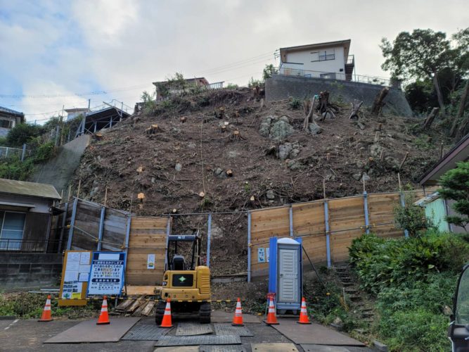 横須賀市小矢部擁壁工事向け伐採作業中